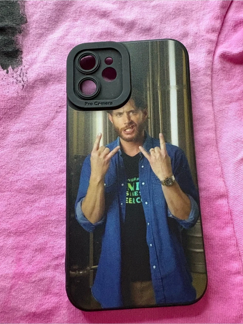 4 random Iphone 16 mini cases